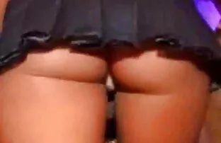XXX Châu Á xxx thu va nguoi bên hồ bơi có ba người