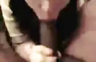 XXX Milfs chia sẻ vòi nước và cum trên các đi văng và nhận đập cứng người và chó xxx